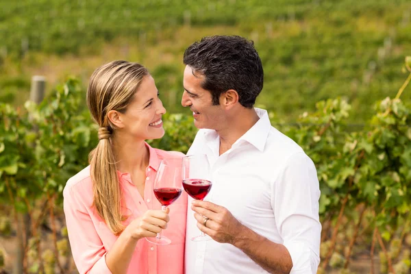 Casal brindar copos de vinho — Fotografia de Stock