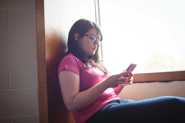 Studentka pomocí mobilního telefonu — Stock fotografie