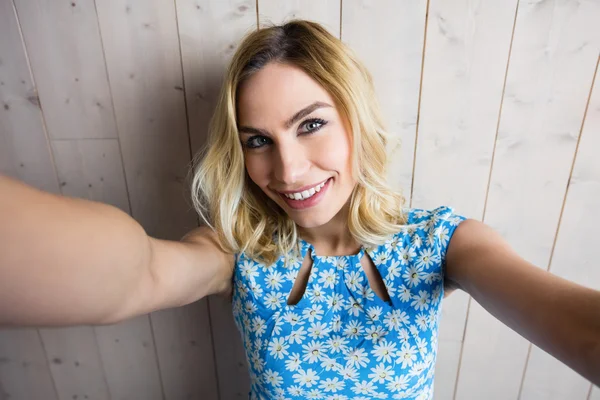 Mujer posando sobre textura fondo —  Fotos de Stock