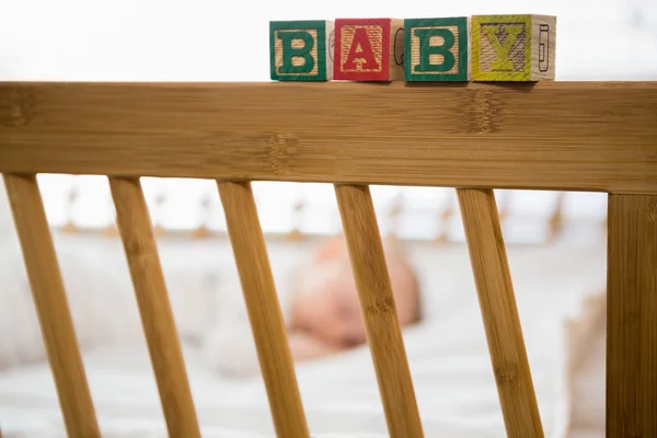 Ábécé blokkok a baba ágy — Stock Fotó