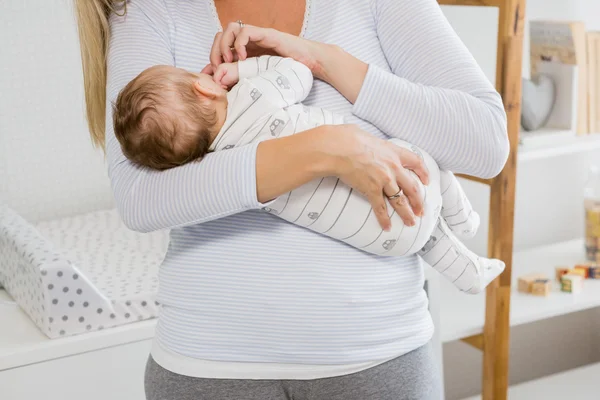 Mor håller i sin lilla pojke — Stockfoto