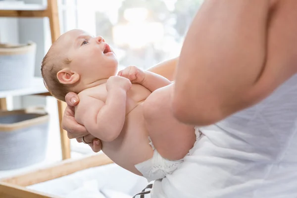 Moeder houdt haar baby jongen vast — Stockfoto