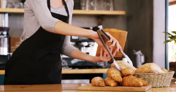 Pincérnő csomagolás croissant Papír porzsák — Stock videók