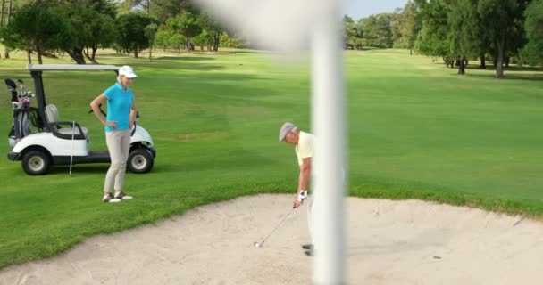 Jugadores de golf jugando juntos — Vídeo de stock