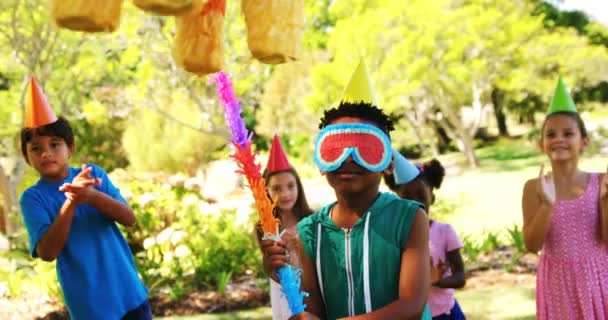 Niño sosteniendo marioneta multicolor mientras celebra cumpleaños — Vídeo de stock