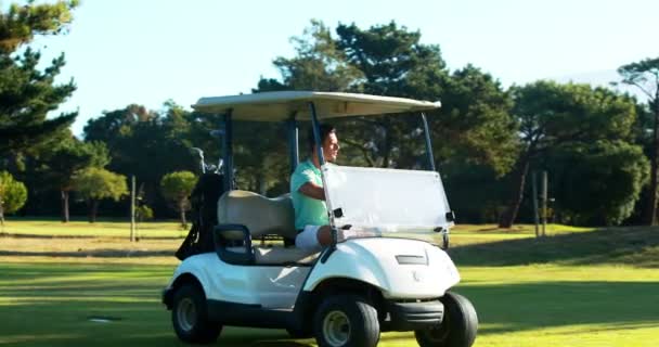 Golfista jízdy v jeho golfového kočárku — Stock video