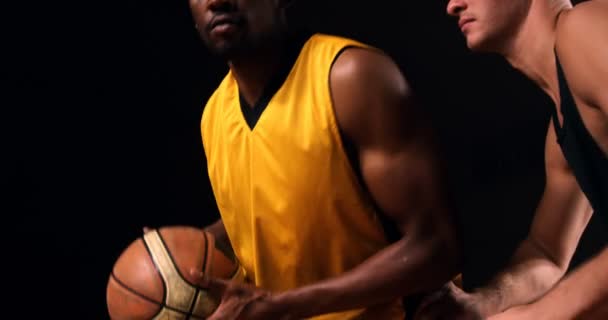 Desportistas jogando basquete — Vídeo de Stock