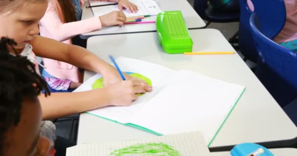 Kinder malen im Klassenzimmer — Stockvideo