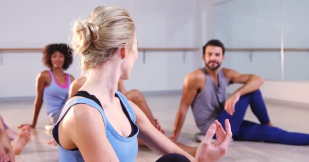 Instructor tomando clases de yoga — Vídeos de Stock