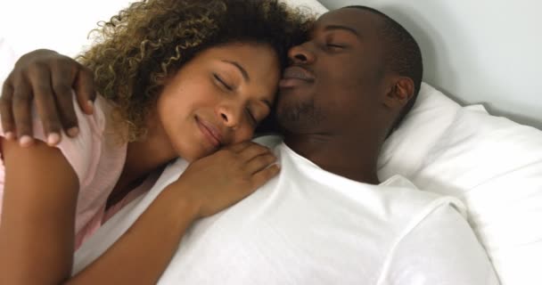 Paar slapen samen op bed — Stockvideo