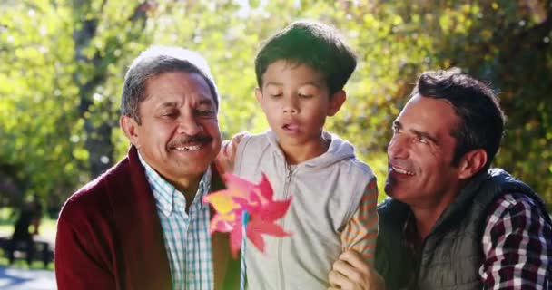 Dedesi baba ve oğul birlikte oynama — Stok video