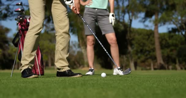 Golfistas jugando al golf — Vídeos de Stock