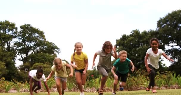 Kids having race in park — Stockvideo