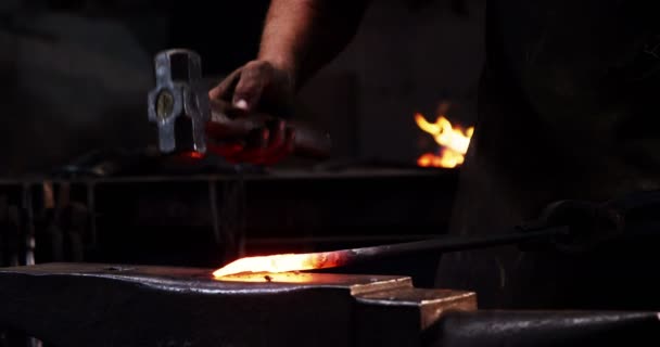 Schmied arbeitet an einer Eisenstange — Stockvideo