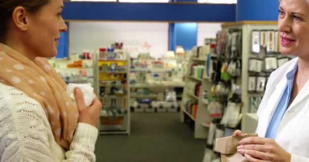 Farmacéutico que ayuda al cliente con el paquete de medicamentos — Vídeo de stock