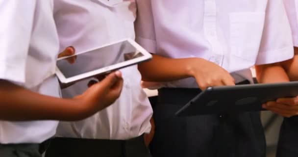 Estudiantes usando tableta digital en el aula — Vídeos de Stock