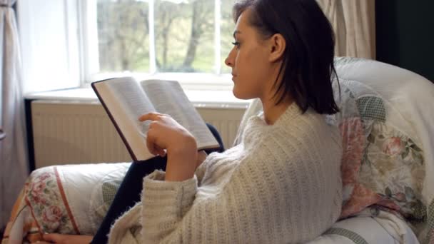 Mujer leyendo novela en el dormitorio — Vídeo de stock