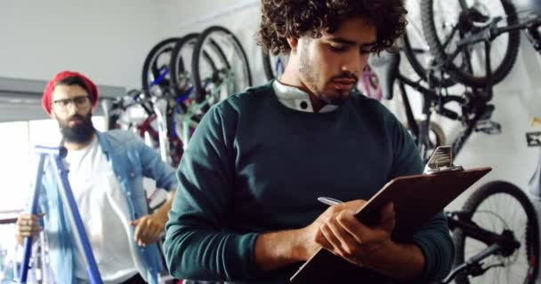 Scrittura meccanica sugli appunti in officina — Video Stock