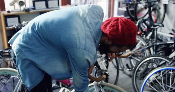Mekaniker reparerade cykel i workshop — Stockvideo