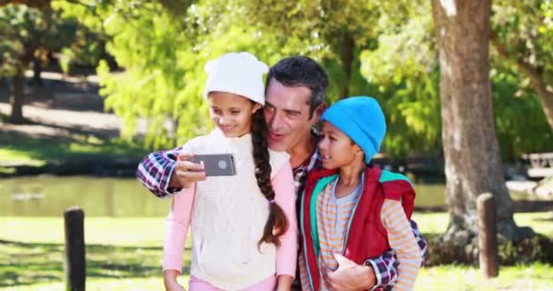 Padre con sus hijos tomando selfie — Vídeo de stock