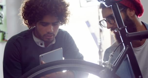 Mecánica de reparación de bicicletas en taller — Vídeos de Stock