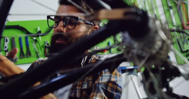 Mechaniker repariert Fahrrad in Werkstatt — Stockvideo