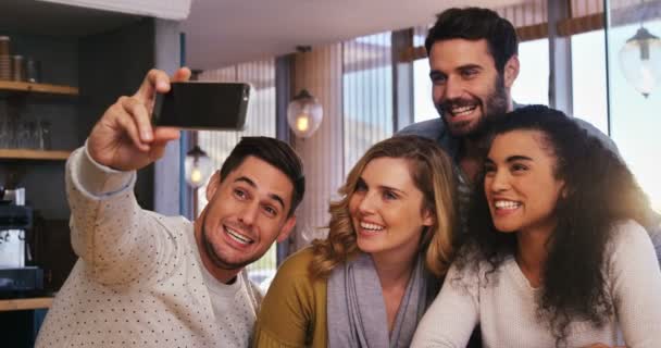 Gruppo di amici che si fanno un selfie — Video Stock