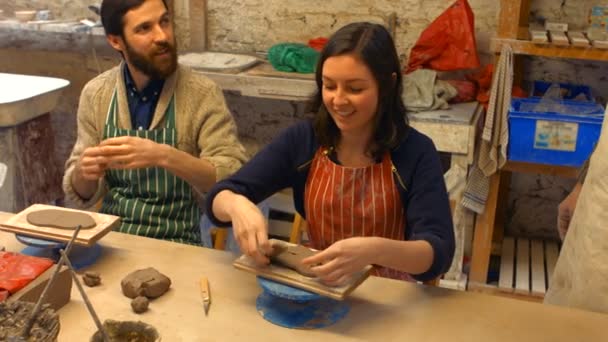 Mannelijke en vrouwelijke pottenbakkers molding een klei — Stockvideo