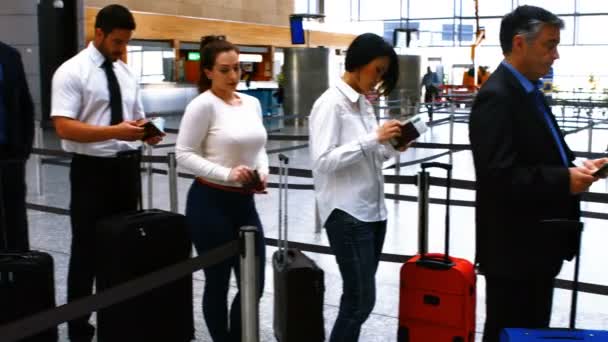 Pendelaars permanent in wachtrij voor check-in — Stockvideo