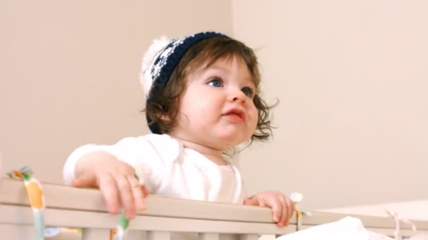 Bebé niña en cuna — Vídeos de Stock