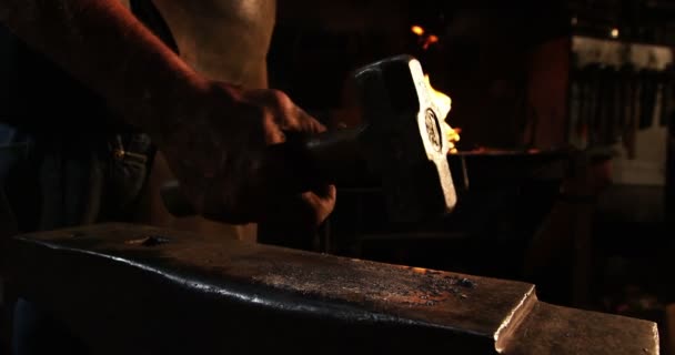Blacksmith walking with hammer — Αρχείο Βίντεο