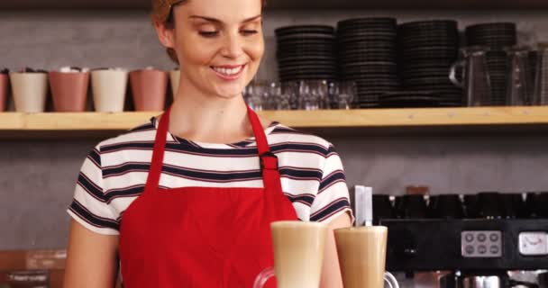 Serveerster holding glazen koude koffie — Stockvideo