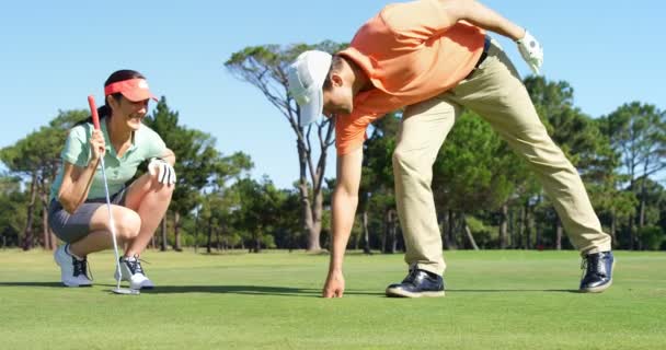 Golfistas jugando al golf — Vídeos de Stock