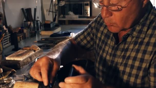 Goldsmith hazırlanıyor yüzük — Stok video