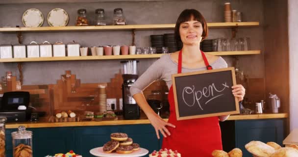 Serveerster tonen een open teken boord — Stockvideo