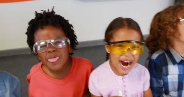 Laboratuvar kimyasal bir deneyi yaparken çocuklar — Stok video
