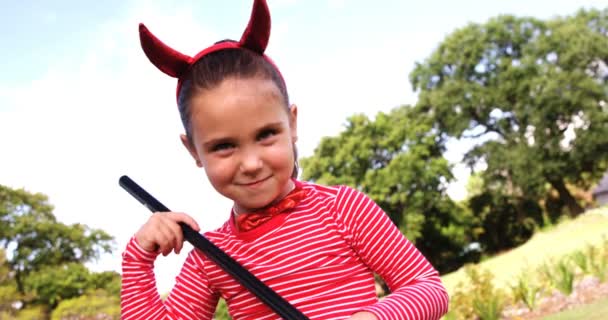Menina fingindo ser um diabo — Vídeo de Stock