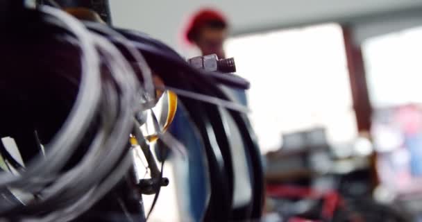 Mecánico con bicicleta en taller — Vídeos de Stock