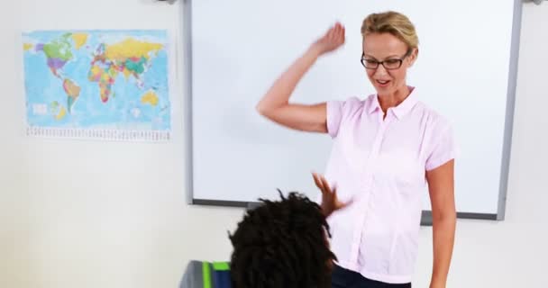 Professora de escola e crianças dando alta cinco — Vídeo de Stock