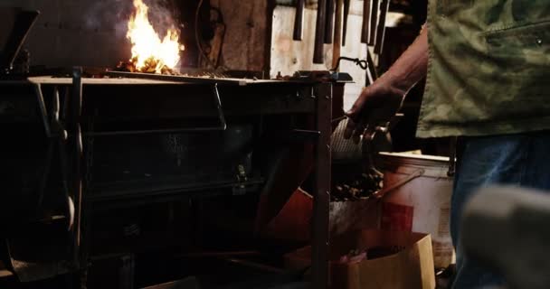 Herrero trabajando en el taller — Vídeo de stock