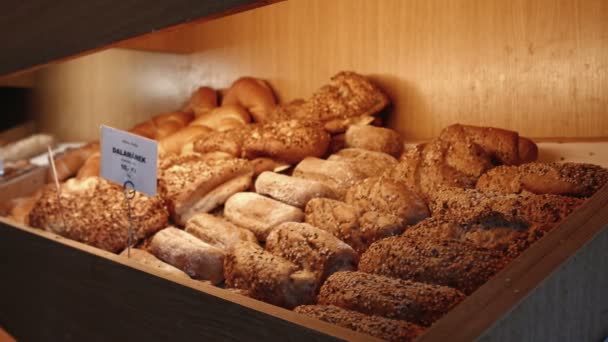 Вариация хлеба в деревянном ящике — стоковое видео