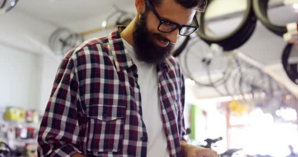 Mecânico usando tablet digital na oficina — Vídeo de Stock