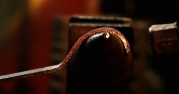 Bir demir çubuk üzerinde çalışan demirci — Stok video