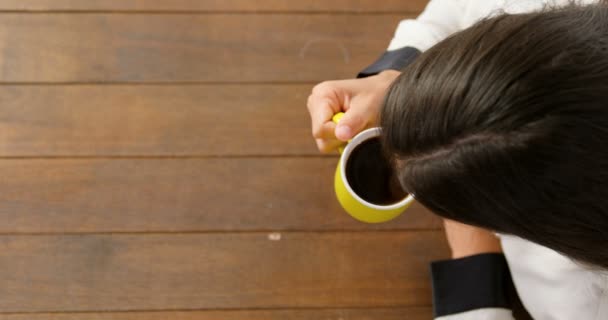 ブラック コーヒーを飲んでいる女性 — ストック動画