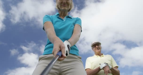 Jugadores de golf jugando juntos — Vídeos de Stock