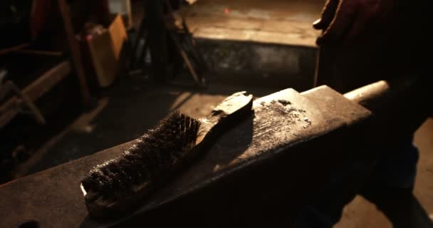 Blacksmith holding wire brush — Αρχείο Βίντεο