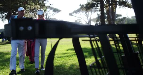 Golfistas caminando juntos con bolsa de golf — Vídeo de stock