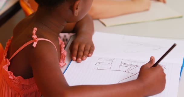 Colegiala haciendo su tarea — Vídeos de Stock