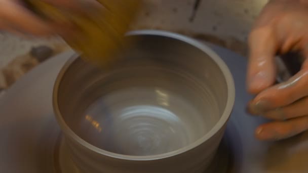 Potter haciendo olla de barro en la rueda de cerámica — Vídeos de Stock