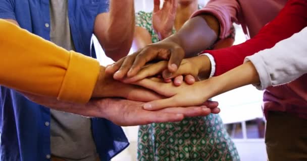 Groep van bedrijfsleiders met hand stack — Stockvideo